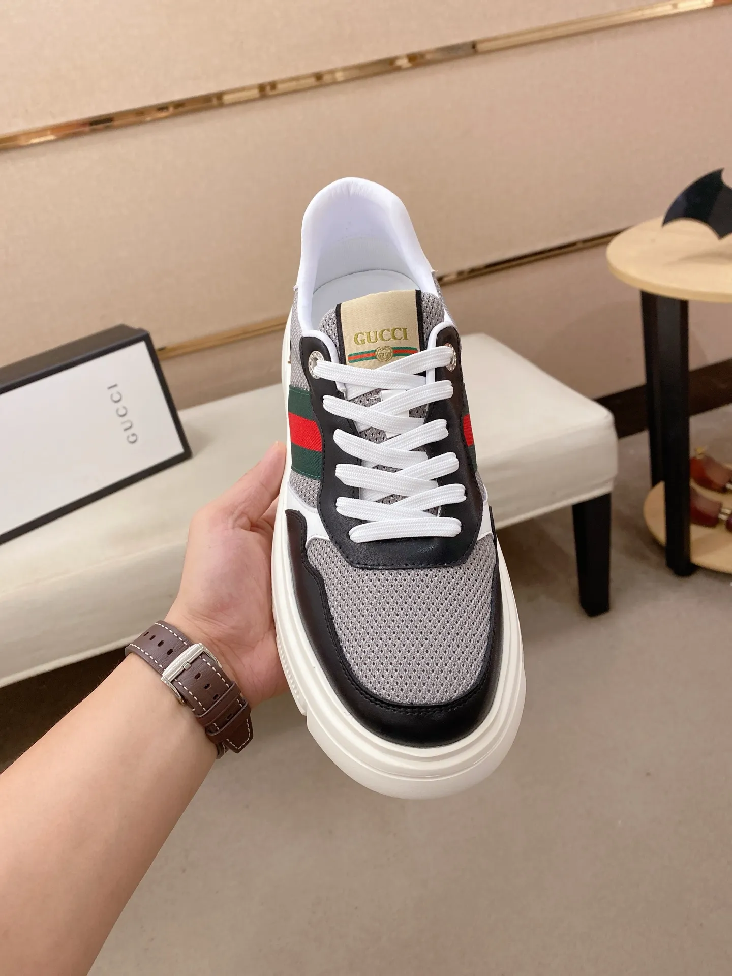 Men's shoes💰 420💰The new GUCCI (Gucci) counters are launched simultaneously. The new men's shoes, 😘fabrics are selected from imported cowhide, and the lining is sheepskin lining. 👍🏿 High-end ☄️ air-cushion molded anti-slip rubber outsole, exquisite lines, simple and elegant, comfortable and high-end for leisure travel. Code number: 38 to 44 (45 can be customized and cannot be returned or exchanged)